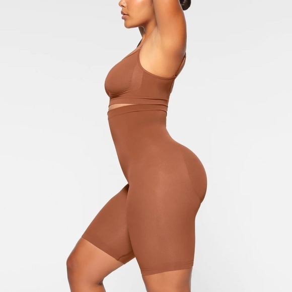 SKIMS Seamless Sculpt HIGH-WAISTED ABOVE THE KNEE SHORT XS in Bronze - Picture 5 of 5